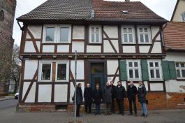  Die Projektbeteiligten vor einem der ersten Pilothäuser in Eschwege; Foto: D. Wetzestein
